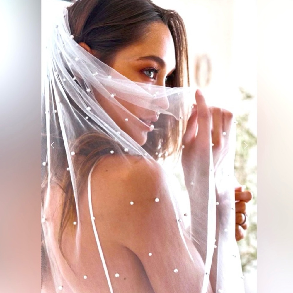 Beautiful never worn grace loves lace pearly veil